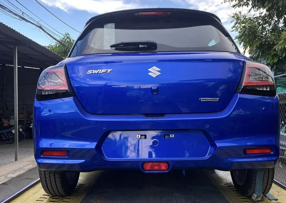Logo hybrid trên cửa cốp sau của Suzuki Swift 2025 Logo hybrid trên cửa cốp sau của Suzuki Swift 2025