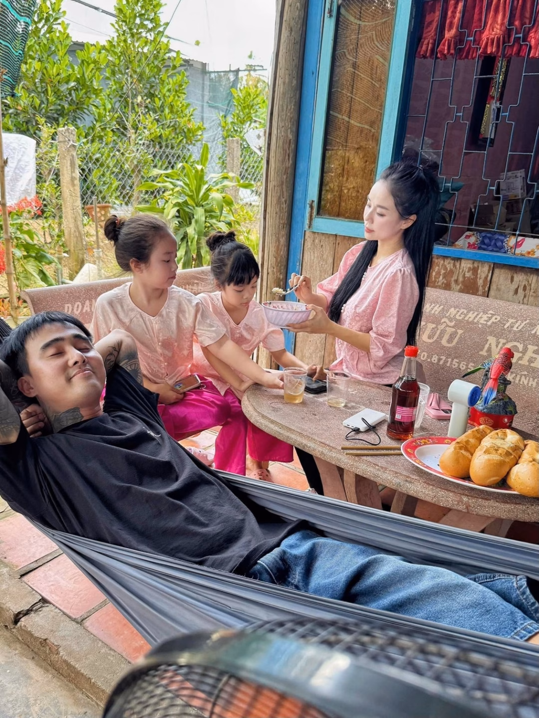 Đạt G bên các con của Cindy Lư