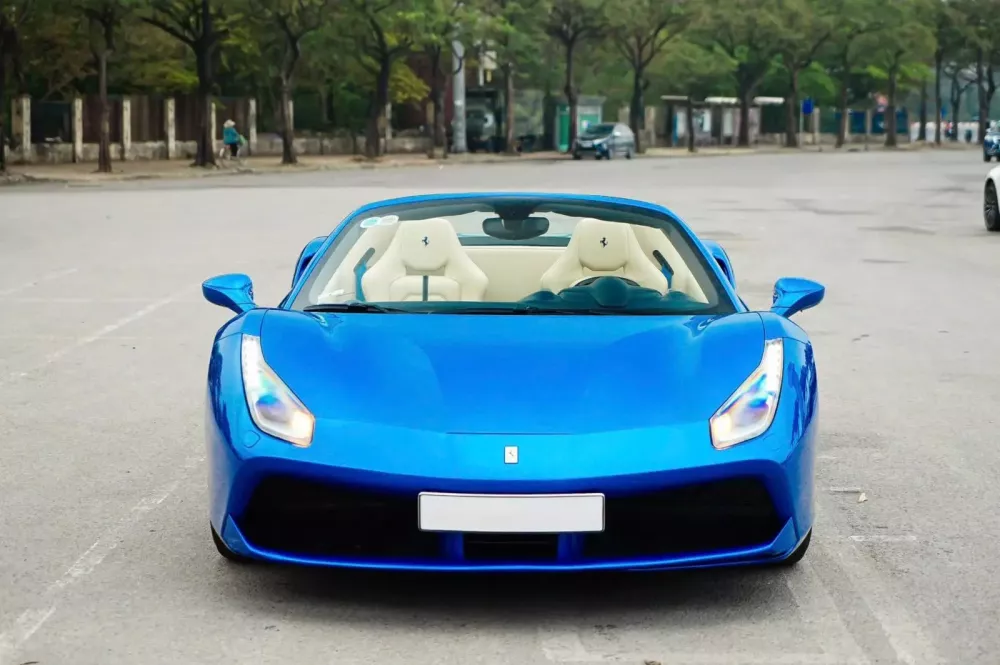 Ferrari 488 Spider màu vàng đen tại Hà Nội Ferrari 488 Spider màu vàng đen tại Hà Nội