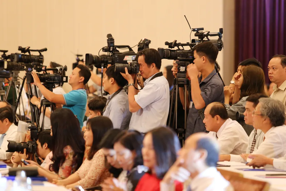 Các nhà báo đang tác nghiệp Các nhà báo đang tác nghiệp tại một sự kiện.