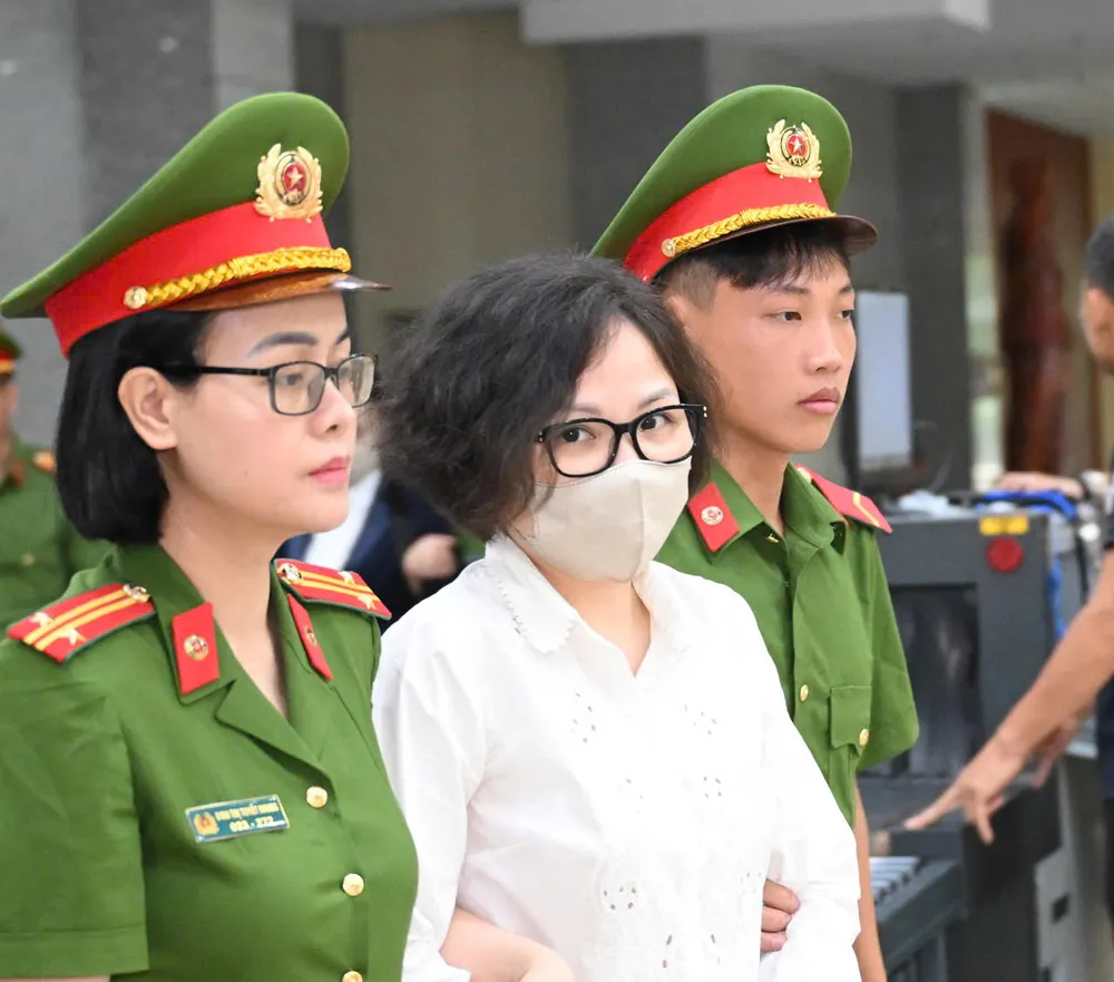 Bị cáo Trịnh Thị Minh Huế Trịnh Thị Minh Huế, em gái Trịnh Văn Quyết
