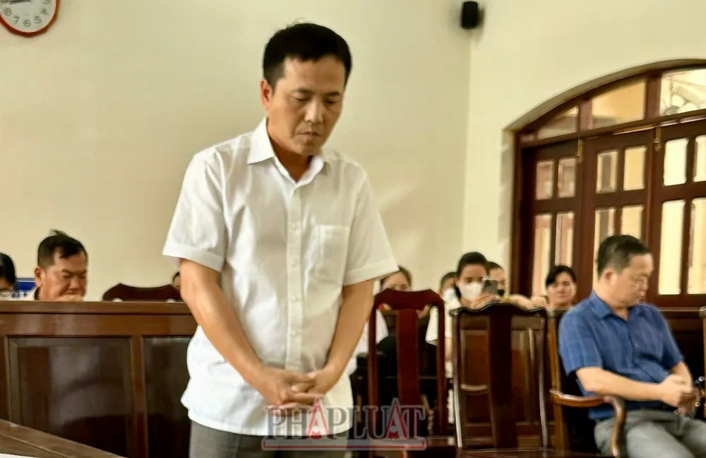 Bị cáo Dương Việt Hồng, cựu giám đốc Trung tâm Đăng kiểm tại phiên toà.