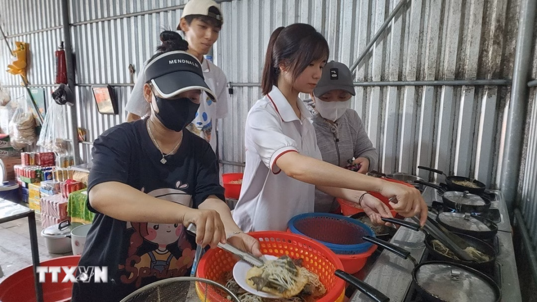 Du khách trải nghiệm thả lưới bắt cá vùng nước lợ Đầm Chuồn Du khách trải nghiệm thả lưới bắt cá vùng nước lợ Đầm Chuồn