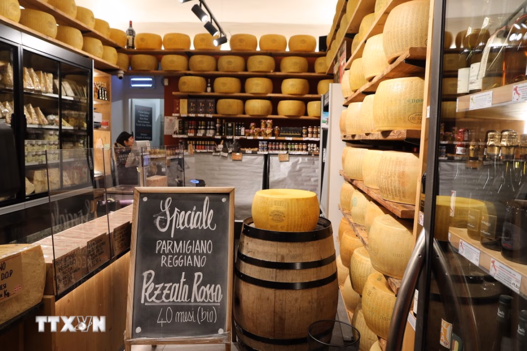 Các bánh phômai Parmigiano Reggiano trong cửa hàng.