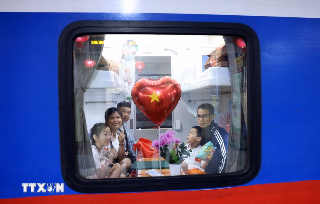 Hành khách trên một chuyến tàu xuất phát tại Ga Hà Nội Hành khách trên một chuyến tàu