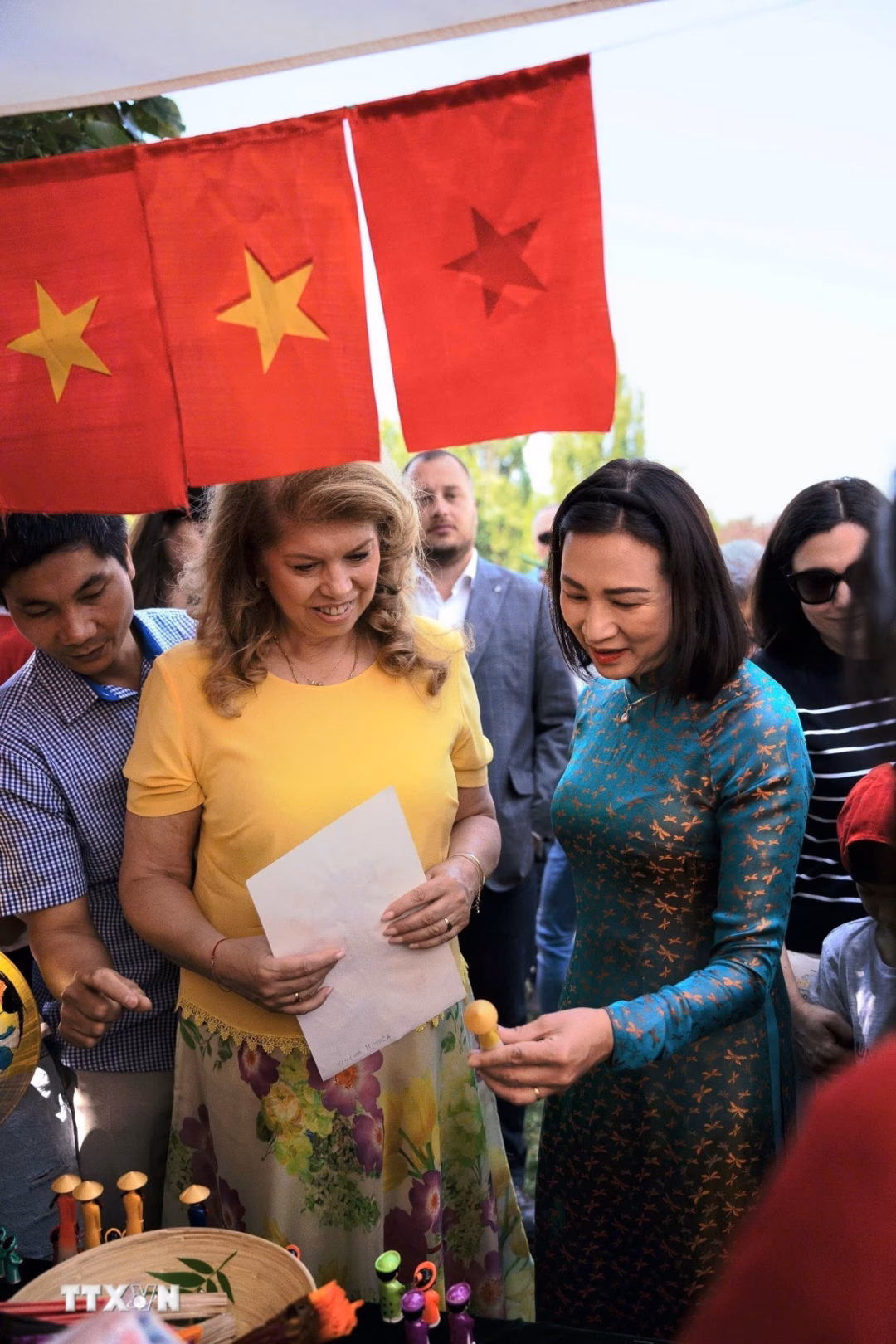 Đại sứ Việt Nam tại Bulgaria Nguyễn Minh Nguyệt giới thiệu về sản phẩm thủ công mỹ nghệ Việt Nam