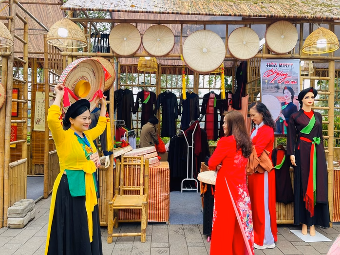 Giới thiệu văn hóa truyền thống tại phố đi bộ Bờ Hồ, TP Hà Nội Giới thiệu văn hóa truyền thống tại phố đi bộ Bờ Hồ, TP Hà Nội