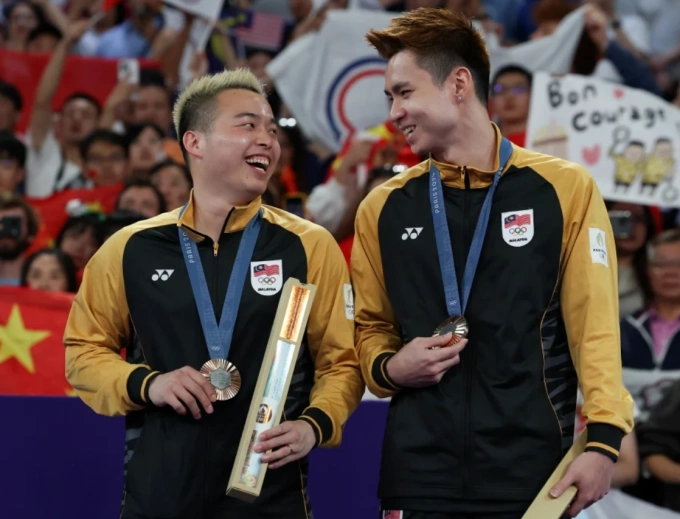 Aaron Chia và Soh Wooi Yik Aaron Chia và Soh Wooi Yik vui mừng trên bục nhận giải tại Olympic Paris 2024