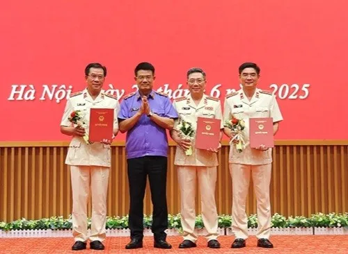 Ông Nguyễn Huy Tiến, Viện trưởng VKSND Tối cao trao quyết định thành lập Viện Công tố và Kiểm sát xét xử phúc thẩm tại Hà Nội, Đà Nẵng, TP.HCM Ông Nguyễn Huy Tiến, Viện trưởng VKSND Tối cao trao quyết định thành lập Viện Công tố và Kiểm sát xét xử phúc thẩm tại Hà Nội, Đà Nẵng, TP.HCM