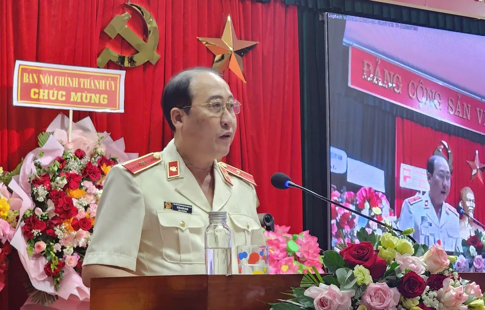 Tân Viện trưởng VKSND TP Đà Nẵng phát biểu nhận nhiệm vụ. Ông Trần Hoài Nam phát biểu