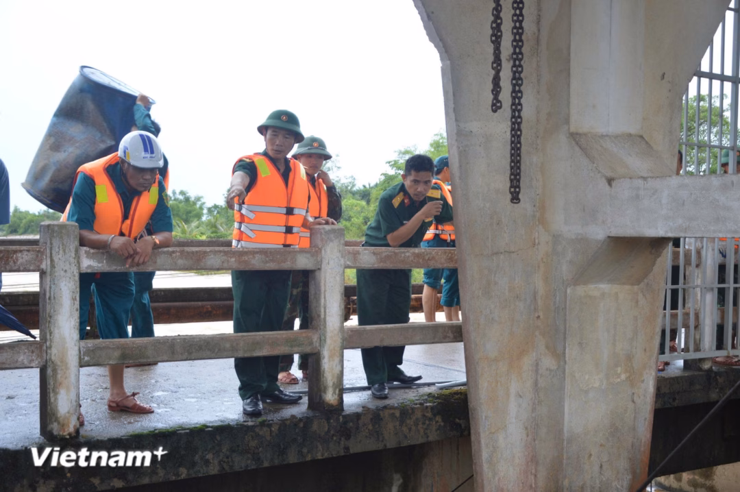 Đại tá Trần Quang Chánh trực tiếp chỉ đạo xử lý lồng bè mắc kẹt Đại tá Trần Quang Chánh chỉ đạo xử lý lồng bè mắc kẹt tại đập An Trạch
