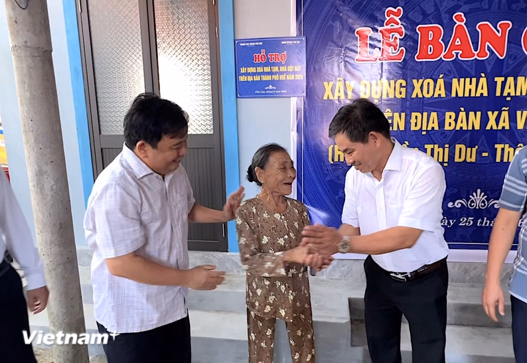 Bà Trần Thị Dư cùng đại diện Thanh tra thành phố Huế và Ủy ban nhân dân huyện Phú Lộc