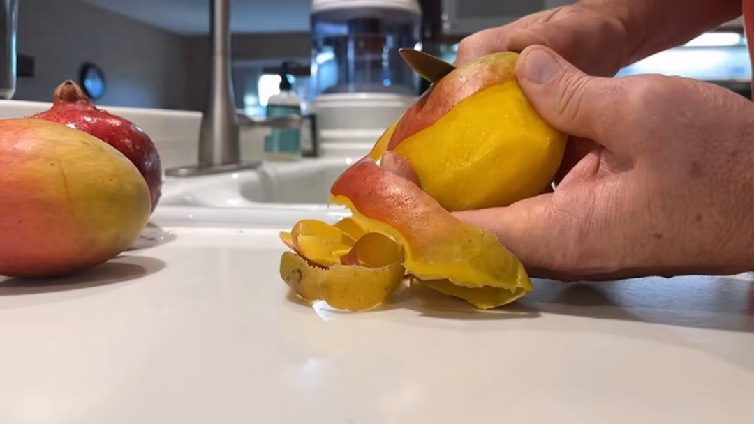 Gọt vỏ xoài trước khi ăn để tránh kích ứng