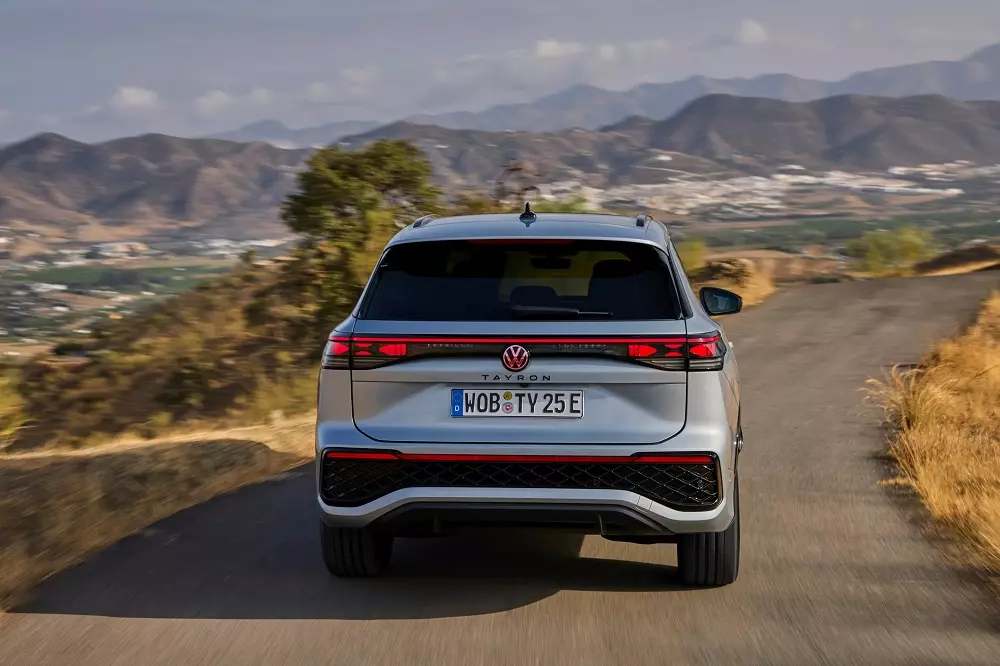 Volkswagen Tayron nhìn từ phía sau