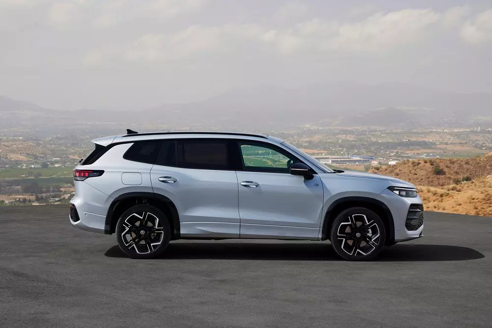 Volkswagen Tayron dùng chung khung gầm với Tiguan