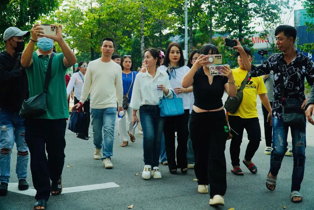 Đông đảo Youtuber, Tiktoker tập trung trước phiên xử phúc thẩm Đông đảo Youtuber, Tiktoker tập trung trước phiên xử phúc thẩm