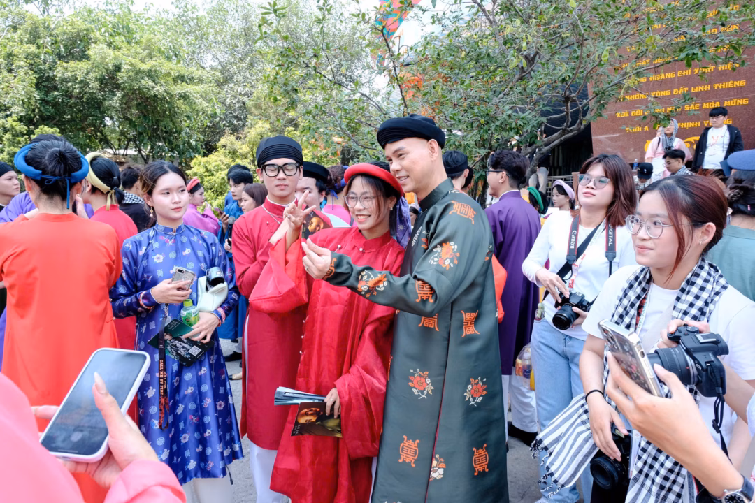 Phan Đinh Tùng trình diễn Một vòng Việt Nam Phan Đinh Tùng trình diễn Một vòng Việt Nam