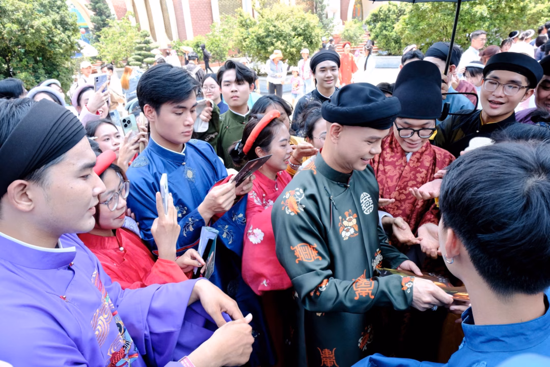 Khán giả ái mộ Phan Đinh Tùng Khán giả ái mộ Phan Đinh Tùng