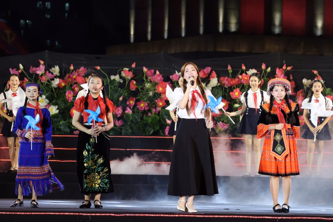 Hòa Minzy và Thục Trang Sachi trong tiết mục Chong Chóng Xanh Hòa Minzy và Thục Trang Sachi trong tiết mục Chong Chóng Xanh