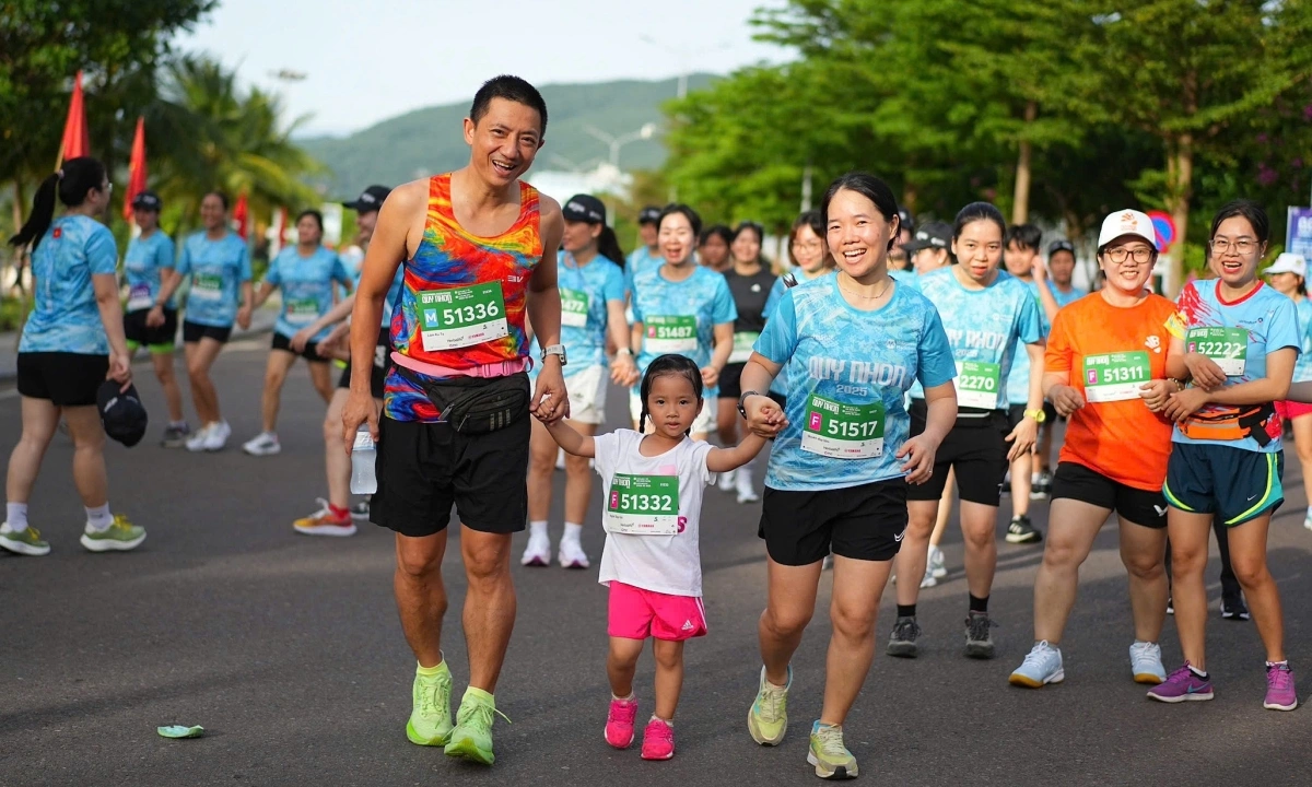 Bé chạy marathon bé chạy marathon