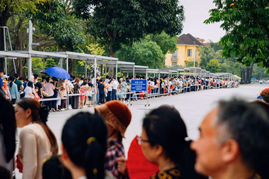 Người dân và du khách xếp hàng vào viếng thăm Lăng Bác Người dân và du khách xếp hàng vào viếng thăm Lăng Bác