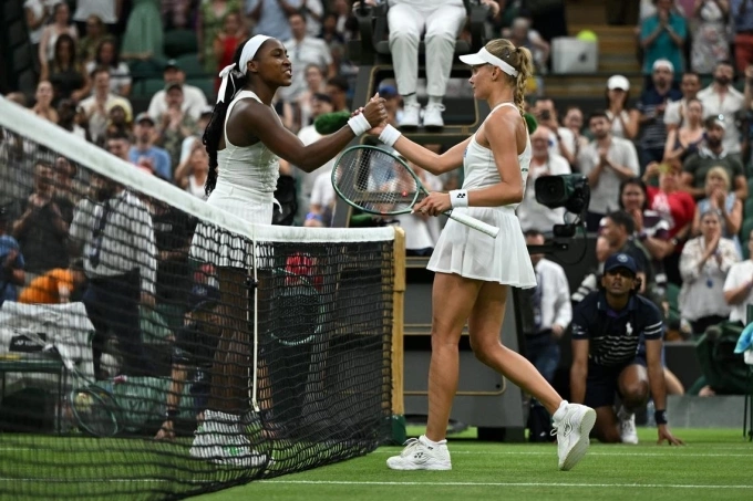Yastremska và Gauff bắt tay sau trận vòng một Wimbledon