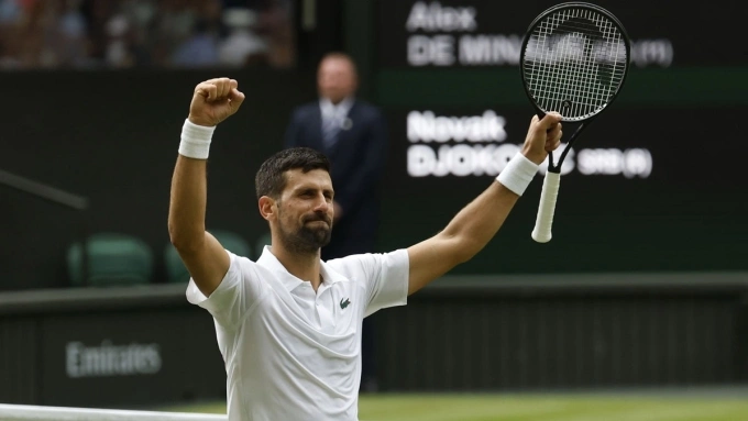 Image title Djokovic ăn mừng chiến thắng