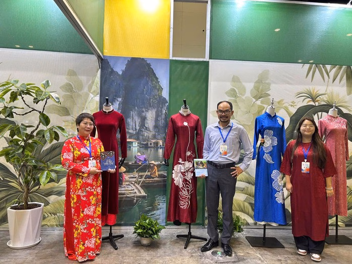 Gian hàng văn hóa Việt tại Tuần Văn hóa Sách Trung Quốc - ASEAN 2025 Gian hàng văn hóa Việt tại Tuần Văn hóa Sách Trung Quốc - ASEAN 2025