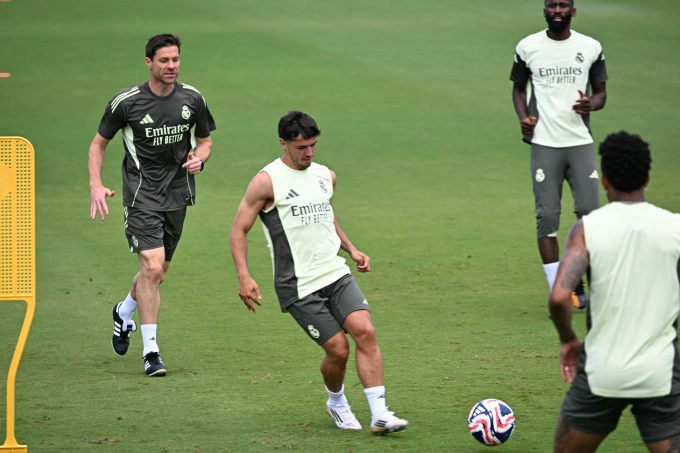 Alonso tập luyện cùng cầu thủ Real Madrid
