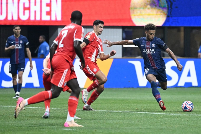 Tiền đạo cánh Desire Doue đi bóng dứt điểm trong trận PSG thắng Bayern2-0