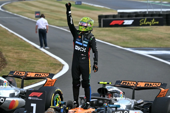 Norris ăn mừng chiến thắng tại Silverstone