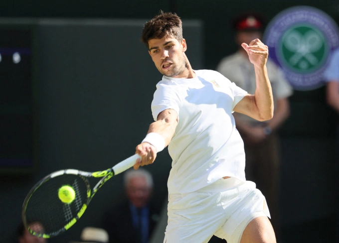Carlos Alcaraz trả giao bóng trong trận thắng Cameron Norrie ở tứ kết đơn nam Wimbledon2025 ngày7/9.