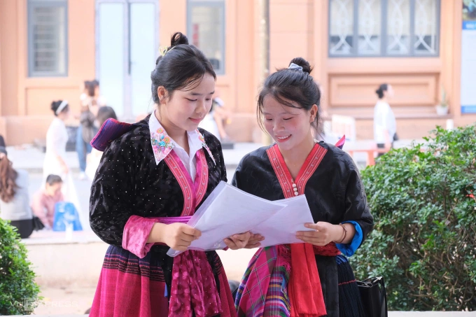 Thí sinh Sùng Thị Bầu và Giàng Thị Cúc từ Điện Biên xuống Hà Nội thi năng khiếu.