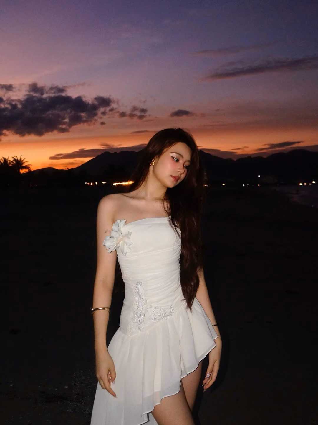 Con gái Quyền Linh khoe phong cách đi biển, visual ‘mười phân vẹn mười’ Ngắm tủ đồ cuả 2 ái nữ nhà Quyền Linh: Cô chị là