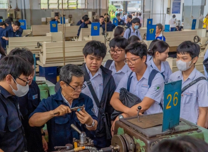 Học sinh THPT tham quan xưởng thực hành tại trường Đại học Sư phạm Kỹ thuật TP HCM