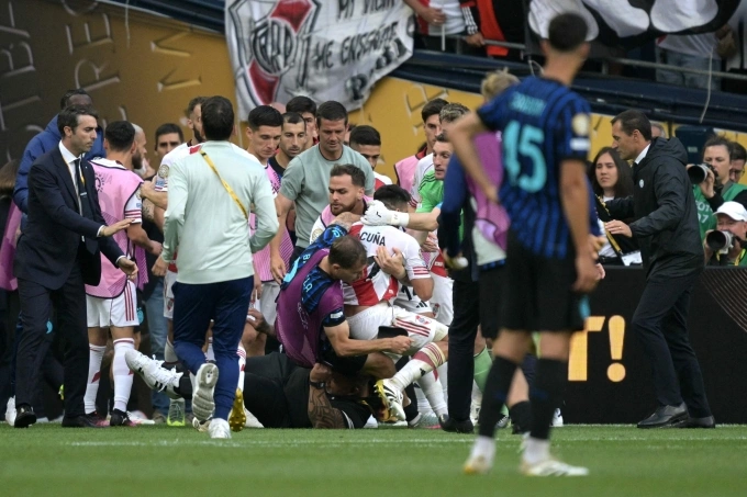 Cầu thủ Acuna bị ngăn lại khi đuổi theo Denzel Dumfries vào phòng thay đồ sau trận River thua Inter 0-2 ở bảng E FIFA Club World Cup 2025