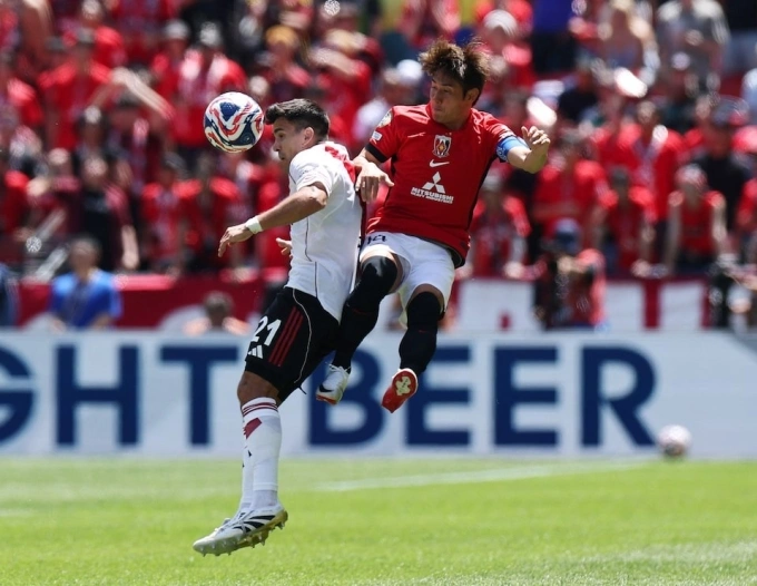 Hậu vệ River Marcos Acuna tranh chấp với tiền đạo Urawa Red Diamonds Takahiro Sekine
