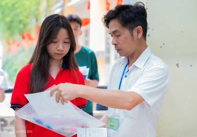 Học sinh thi lớp 10 ở Hà Nội năm 2025 Học sinh thi lớp 10 ở Hà Nội năm 2025