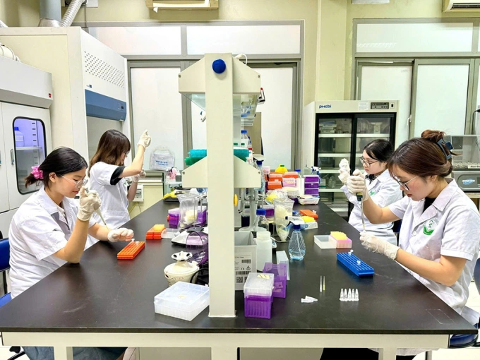 Sinh viên ngành Công nghệ sinh học trong phòng thí nghiệm Sinh viên ngành Công nghệ sinh học trong phòng thí nghiệm
