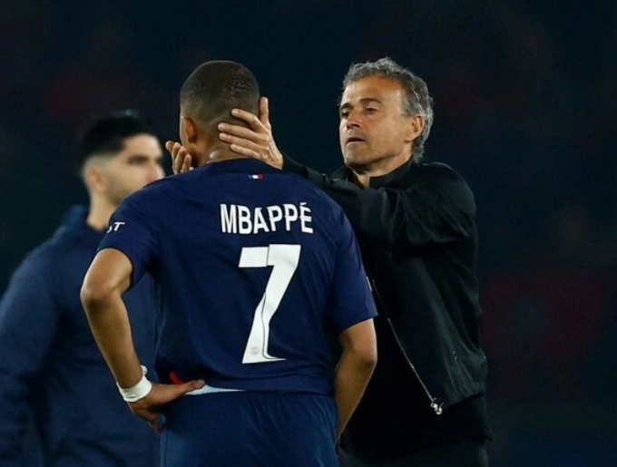 HLV Luis Enrique động viên Kylian Mbappe sau trận PSG thua Dortmund HLV Luis Enrique động viên Kylian Mbappe sau trận PSG thua Dortmund