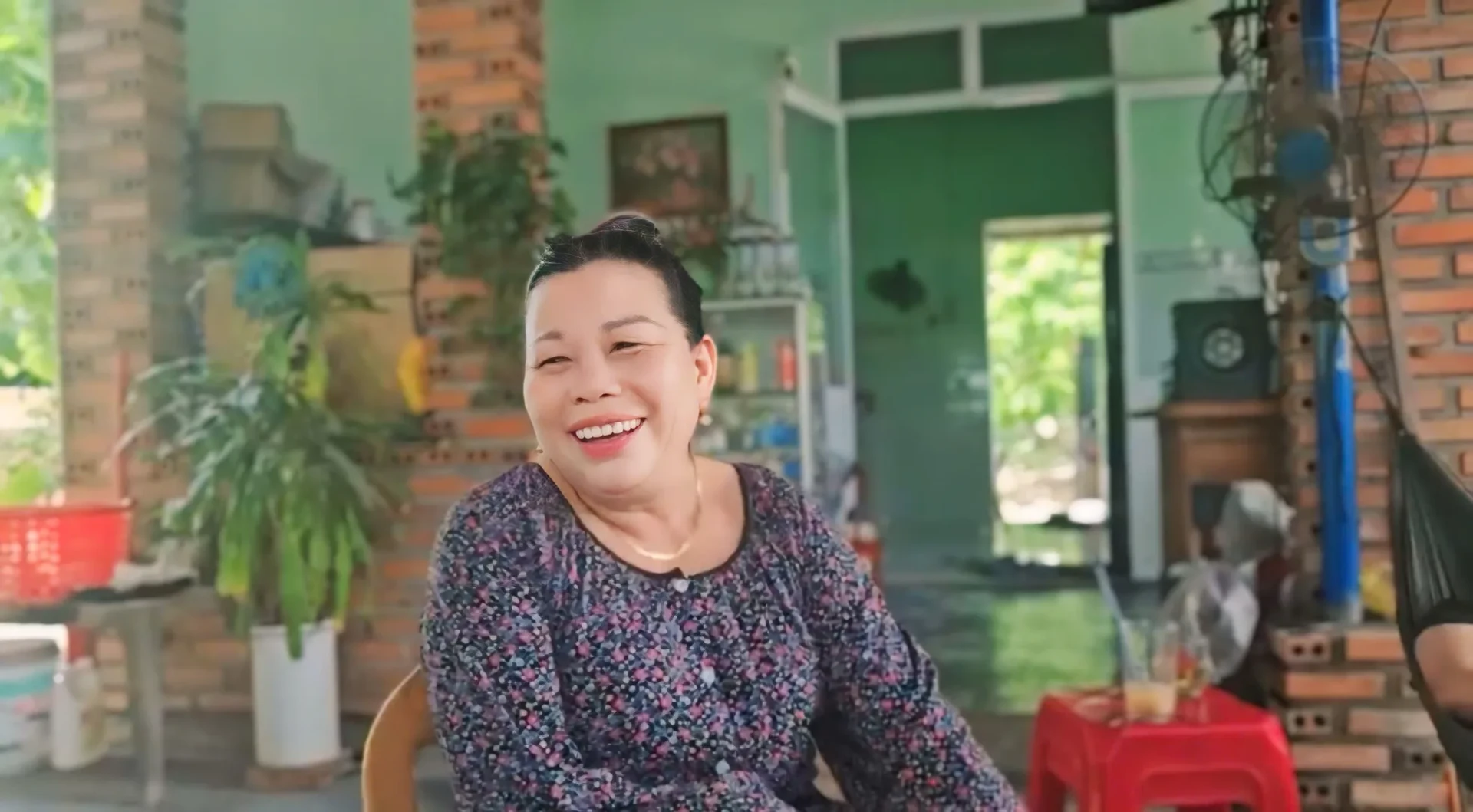 Bà Đặng Thị Hà tự hào khi thôn mình có hoa hậu Bà Đặng Thị Hà tự hào khi thôn mình có hoa hậu