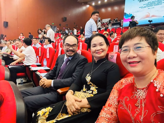 Tác giả Việt Nam Đỗ Quang Tuấn Hoàng và các nhà văn tại sự kiện Tác giả Việt Nam Đỗ Quang Tuấn Hoàng và các nhà văn tại sự kiện