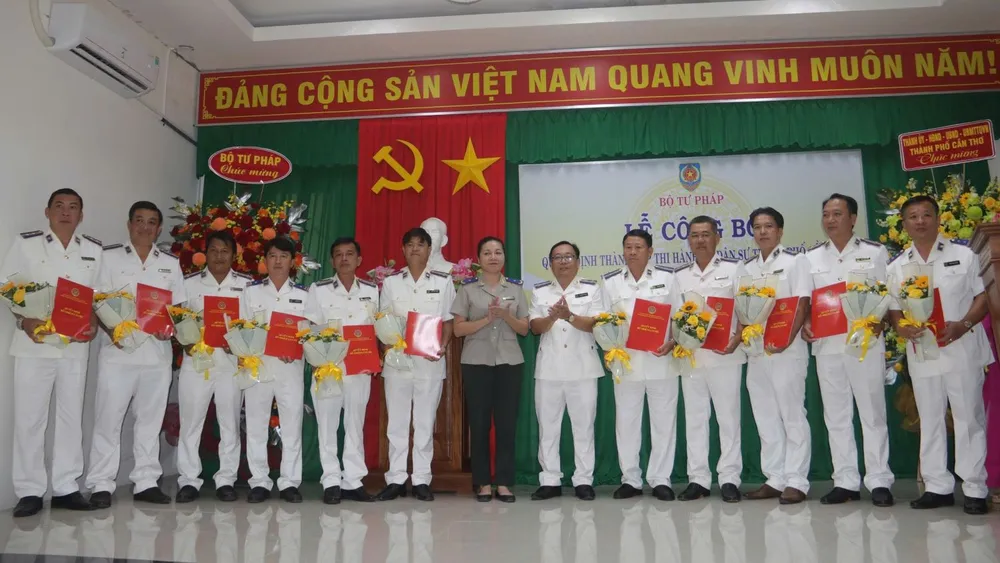 Trao quyết định bổ nhiệm 19 lãnh đạo cấp phòng đợt 1.