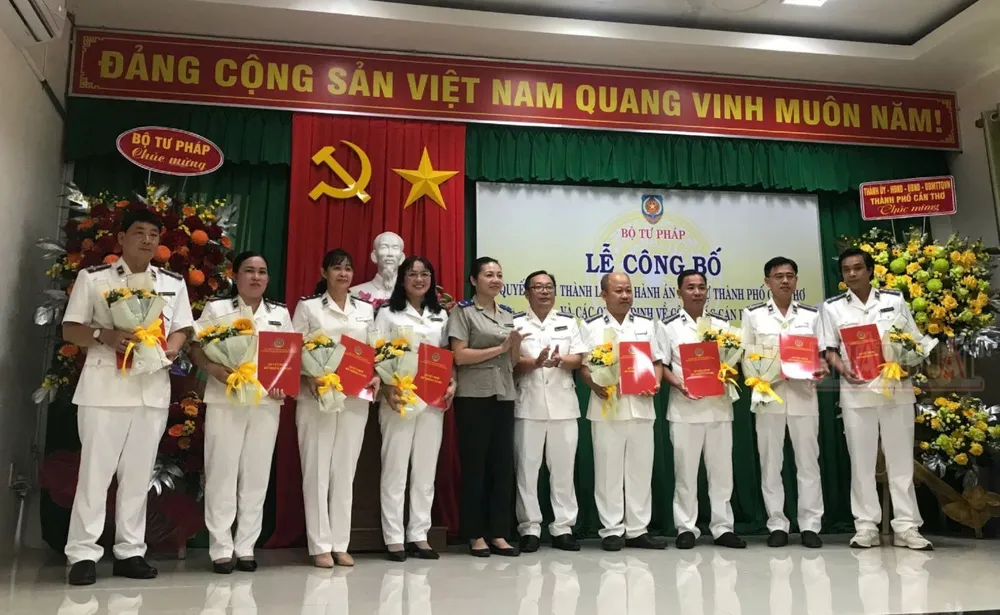 Trao quyết định bổ nhiệm 19 lãnh đạo cấp phòng đợt 2.