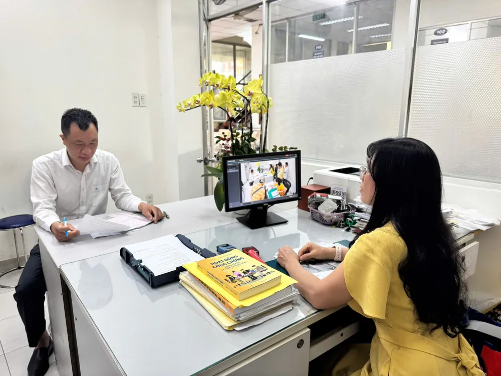 Người dân đang thực hiện thủ tục công chứng tại Văn phòng công chứng tại TP.HCM Luật Công chứng 2024