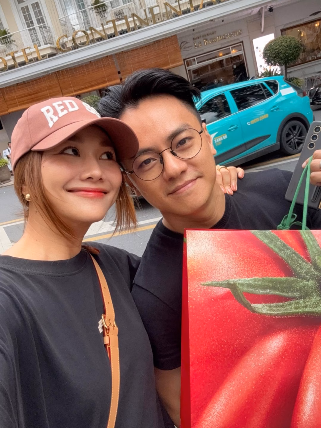 Thanh Hằng khoe được chồng đưa đi mua sắm Thanh Hằng khoe được chồng đưa đi mua sắm