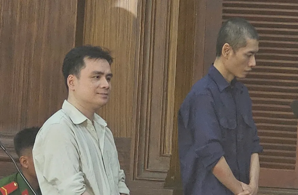 Bị cáo Hán Hữu Hải (bìa trái) và bị cáo Trần Lê Phạm Trung. Ảnh: SONG MAI Lãnh án vì mua đường link quốc tế rồi lập cổng game để chiếm đoạt tiền