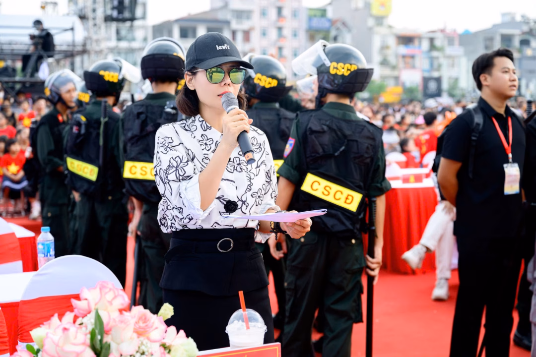 Tổng đạo diễn Thu Hoài chỉ đạo chương trình