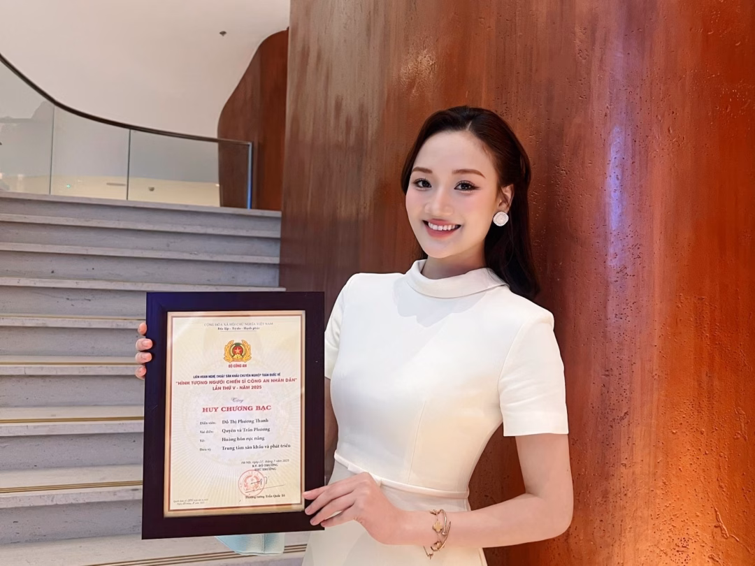 Á hậu Phương Thanh với huy chương bạc