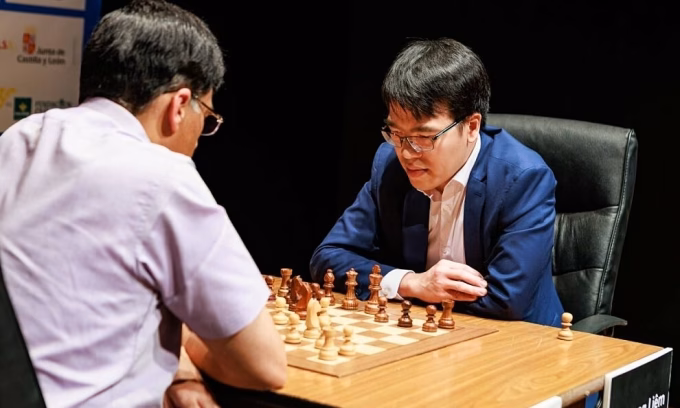 Lê Quang Liêm và Viswanathan Anand trong trận chung kết Leon Masters